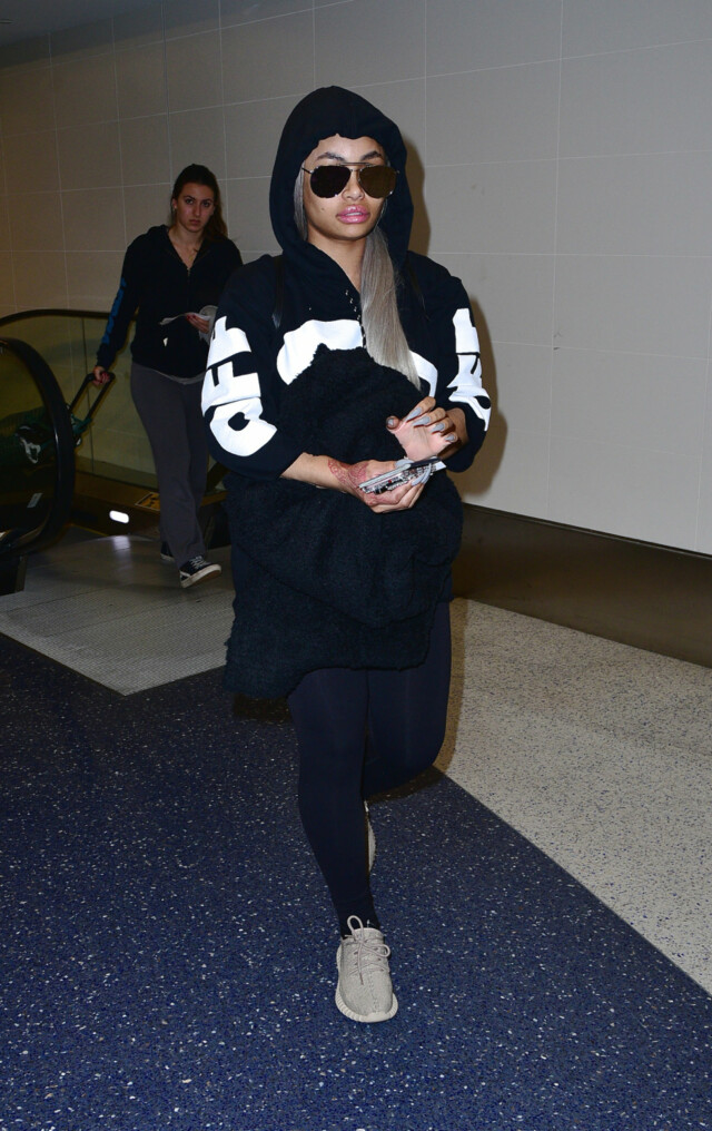 ARRESTERT: Her er Blac Chyna på flyplassen i Los Angeles, på vei til London. Kort tid etter dette bildet ble tatt, ble hun arrestert under en mellomlanding i Texas. Foto: Splash News ARRESTERT: Her er Blac Chyna på flyplassen i Los Angeles, på vei til London. Kort tid etter dette bildet ble tatt, ble hun arrestert under en mellomlanding i Texas. Foto: Splash News